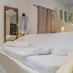 Debbie's * Αδάμας
